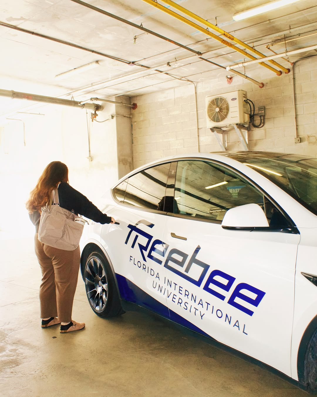Late to class? No car? Download FIU's Freebee App \ud83d\ude99\u2728\n\nLiving at Identity Miami means FREE Freebee rides for FIU students!\n\ud83d\udccd Pick-up in our first-floor garage\n\ud83d\udcf2 Tap the app. Catch a ride. Get there FREE.\n\nCampus life just got easier \ud83d\udc9c\ud83d\udc9b\n\n